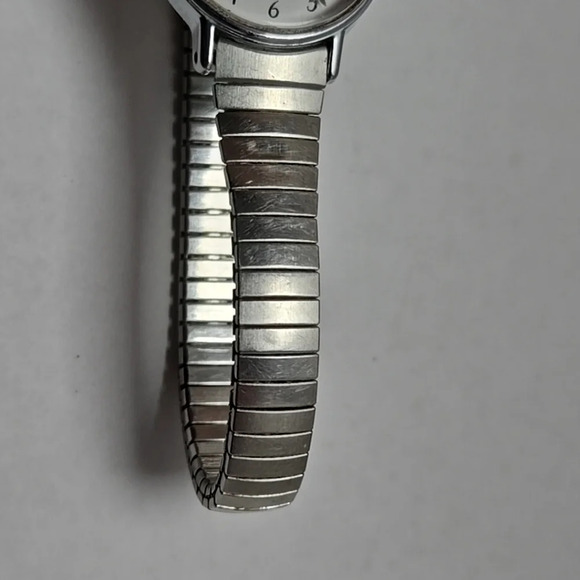 Womens Vintage Timex 22mm Watch Silver Tone Round Stretch Band New Battery - Picture 7 of 12